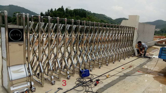 不锈钢伸缩大门正确的使用方法